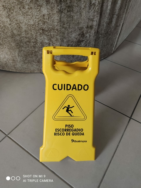 PLACA CAVALETE PISO ESCORREGADIO BRALIMPIA