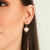 Brinco argolinha com coração cheio banhado a ouro 18K. Brinco feminino argola dourado e elegante.