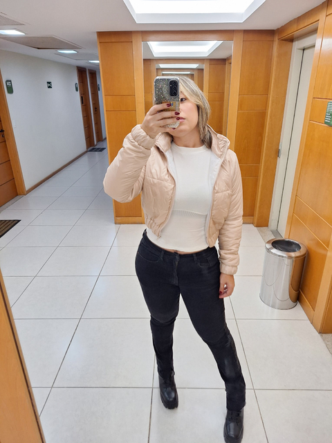 JAQUETA PUFFER CROPPED COM CAPUZ NUDE