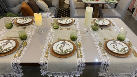Caminho de Mesa Bege com Renda 1,35 m
