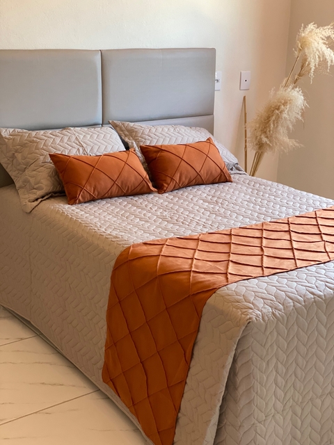 kit Peseira Decorativa Drapeada com Almofadas Terra Cota Queen / King