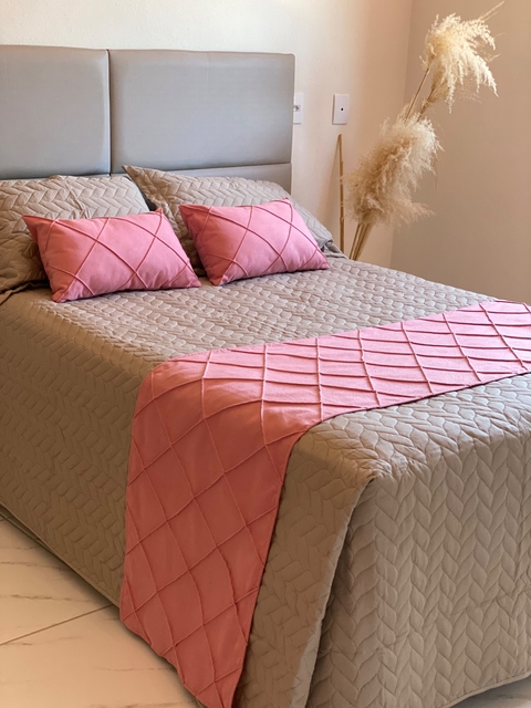 kit Peseira Decorativa Drapeada com Almofadas Rosa Queen / King