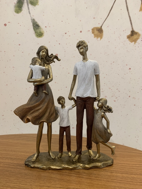 escultura casal caminhando com três filhos