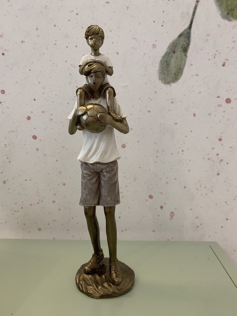 escultura pai & filho amam futebol