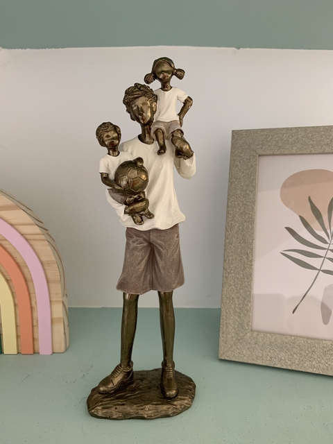Escultura pai com casal de filhos amam futebol