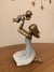 Escultura mãe ajoelhada com bebê pro alto - comprar online