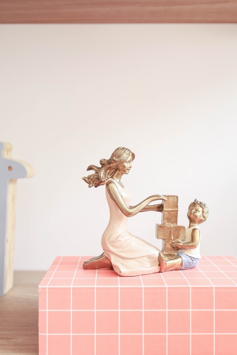 escultura mãe e filho brincando