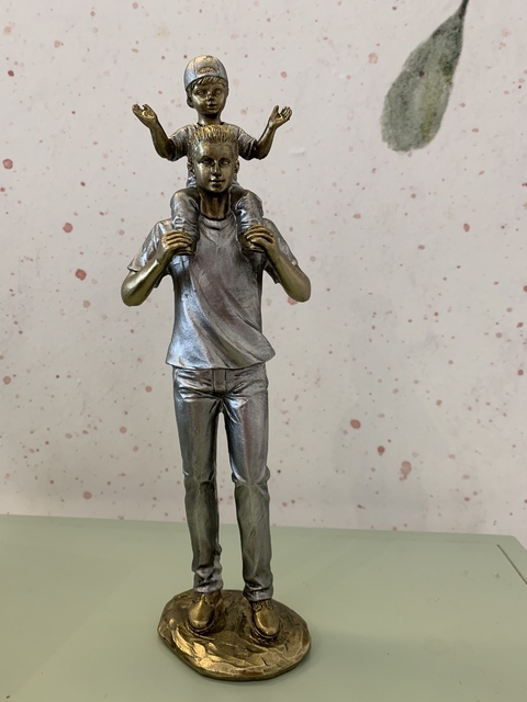 Escultura pai e filho "Big man"