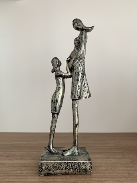 Escultura gestante com filha