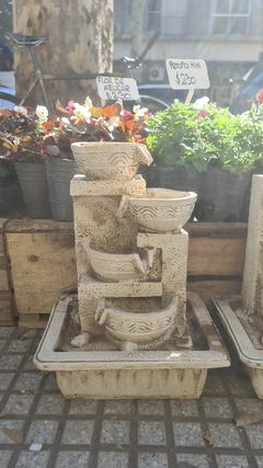 FUENTE MEDIANA CUADRADA CON CUENCOS 40CM DE RESINA