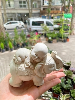 Imagen de MINI MONJE CON ELEFANTE RESINA 9CM