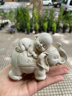 MINI MONJE CON ELEFANTE RESINA 9CM
