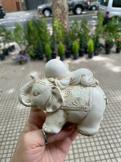 MINI MONJE CON ELEFANTE RESINA 9CM en internet