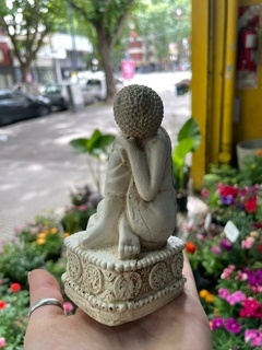 MINI BUDA SOÑADOR CON PEDESTAL RESINA 12CM - El Viverito