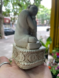 MINI BUDA SOÑADOR CON PEDESTAL RESINA 12CM en internet