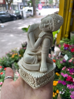 MINI BUDA SOÑADOR CON PEDESTAL RESINA 12CM - tienda online