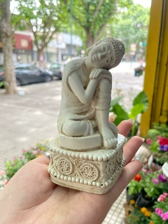 MINI BUDA SOÑADOR CON PEDESTAL RESINA 12CM