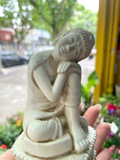 MINI BUDA SOÑADOR CON PEDESTAL RESINA 12CM - comprar online