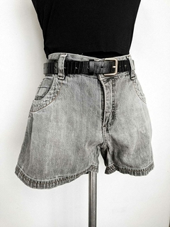 Short jeans cinza