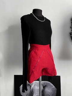 Short vermelho na internet