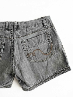 Short jeans cinza
