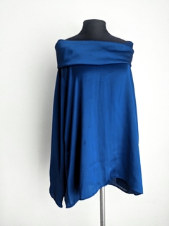 Blusa azul na internet
