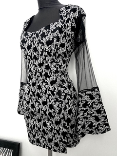 Vestido curto preto e branco na internet