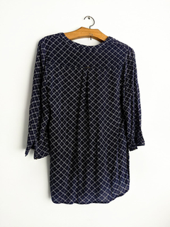 Blusa azul na internet
