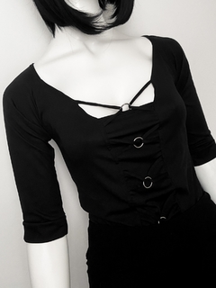 Blusa preta na internet
