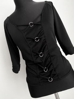 Blusa preta na internet