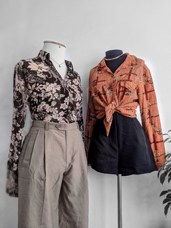 camisa marrom floral