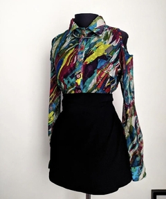 Blusa colorida na internet