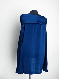 Blusa azul na internet