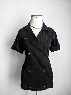 Blusa estilo militar na internet