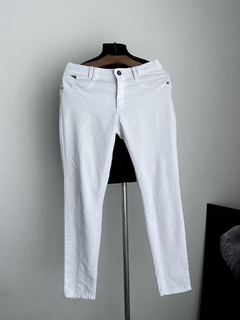 Calça jeans branca na internet