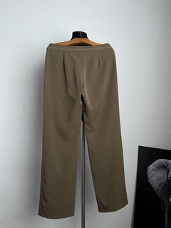 Calça alfaiataria verde musgo na internet