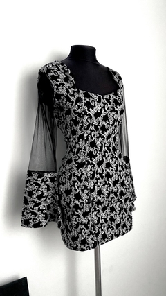 Vestido curto preto e branco na internet