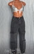 Calça jeans grafite escuro com bolsões, modelo cargo, em exibição em manequim. cor real