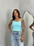 AtrativaLooks - Moda Feminina - Blusa regata feminina canelada ribana na cor azul, combinada com jeans, em ambiente moderno.