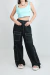 Calça pantalona de sarja preta com costuras brancas e bolsos. Perfeita para um look streetwear e chique