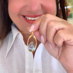 CONJUNTO BRINCO E COLAR PEDRAS NATURAIS ABALONE BANHADO A OURO