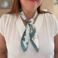 LENÇO QUADRADO FLORAL TONS DE VERDE na internet
