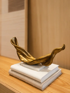 Escultura dourada - comprar online