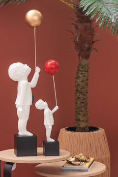 Escultura Menino com Balão dourado - comprar online