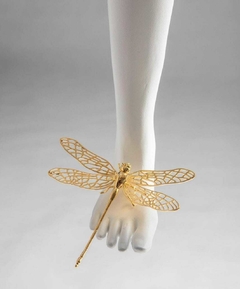 Escultura Menina no Balanço na internet