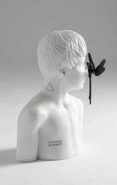 Escultura Menino Busto Libélula - comprar online