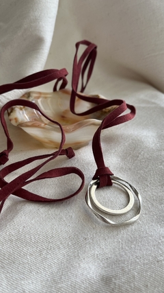 Collar de gamuza ancha