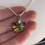 Conjunto con dije de mariposa de vidrio