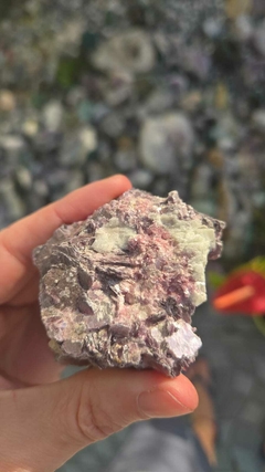 Lepidolita com Inclusão de Turmalina Rosa e Cristal - Peça para Colecionador - Mundo Místico