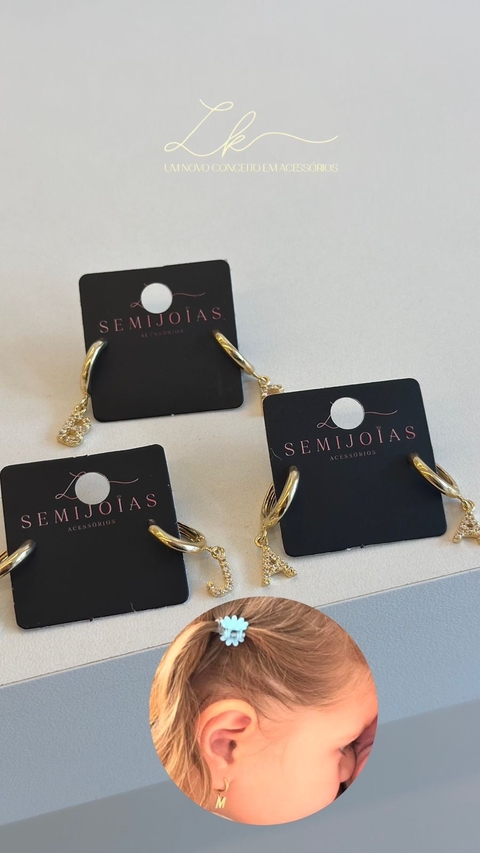 Brinco argola letra cravejado